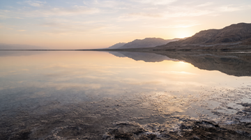 Welche Mineralien enthält das Wasser des Toten Meeres?